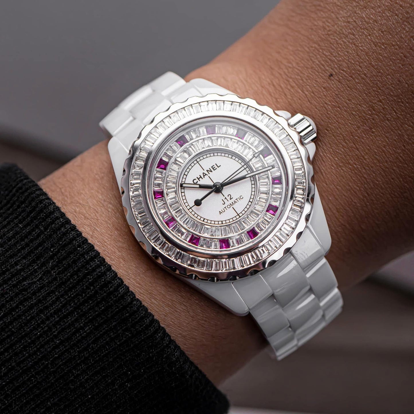 Đồng Hồ Chanel J12 Ceramic White Custom Diamond trên tay