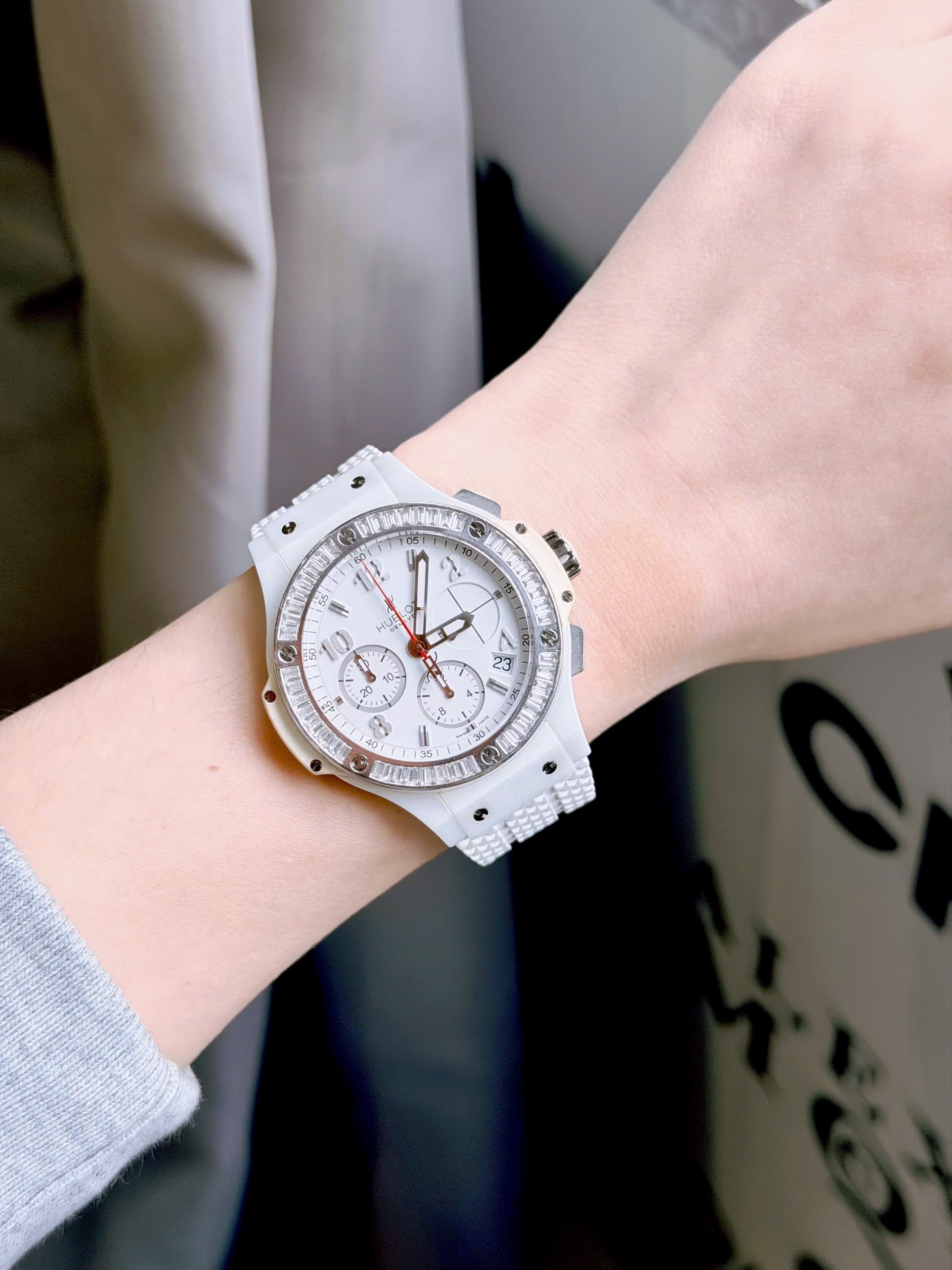 Đồng Hồ Hublot Bigbang Benzel Baguette Diamonds White Steel 41mm trên tay