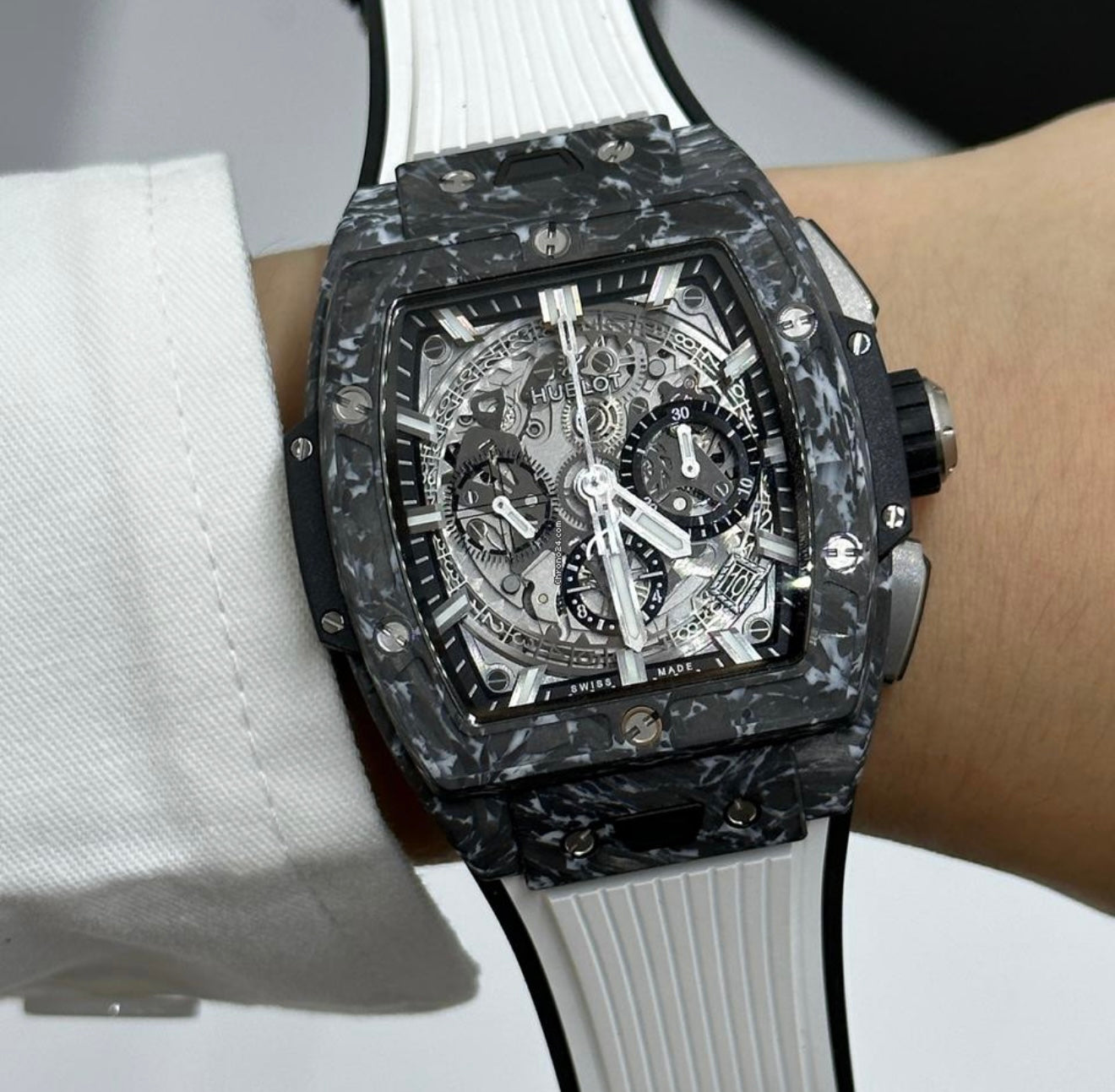 Đồng Hồ Hublot Spirit Of Bigbang Carbon White Limited 100pc trên tay