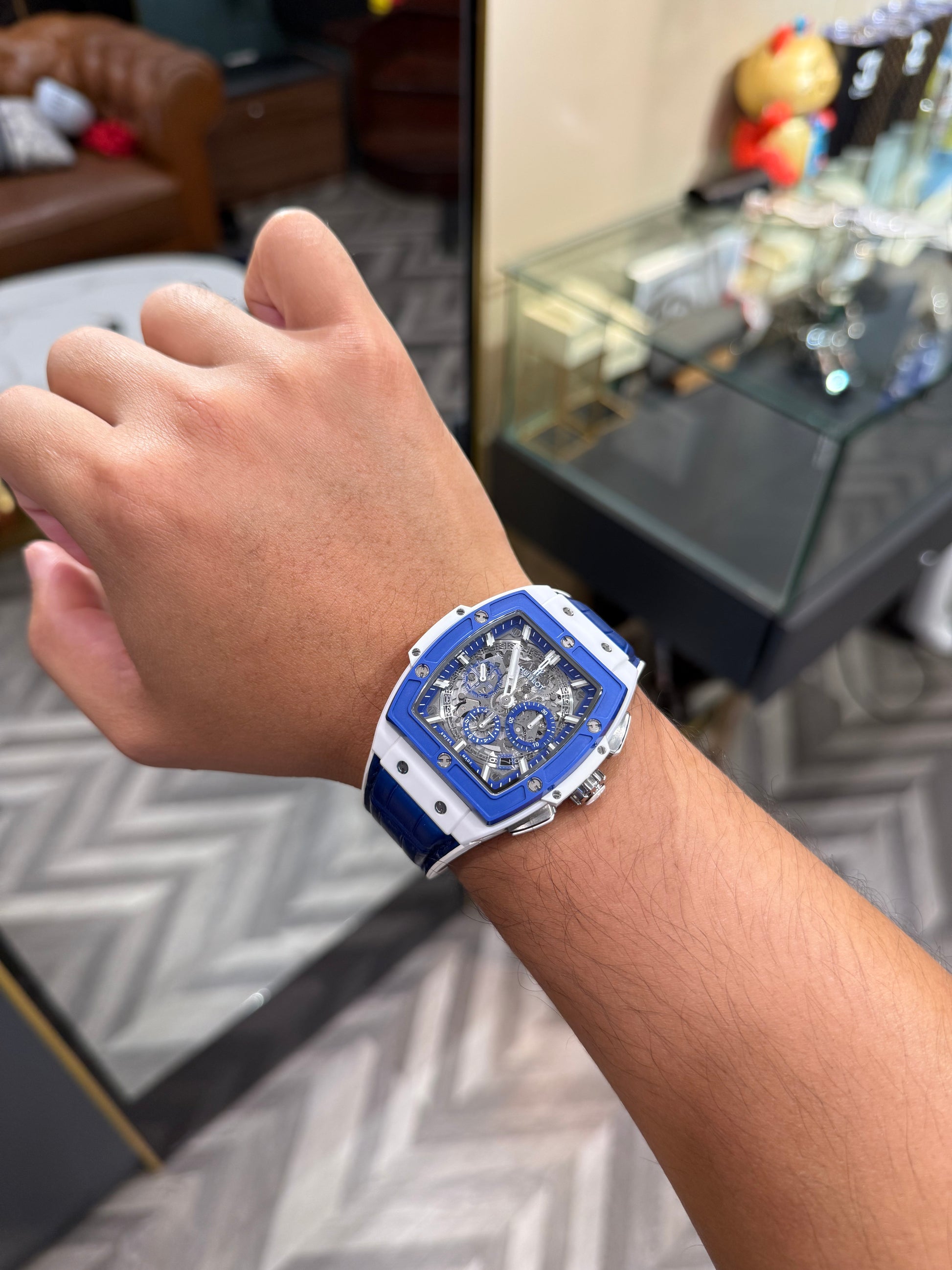 Đồng Hồ Hublot Spirit Of Bigbang White Blue Ceramic 42mm Limited 20pcs trên tay