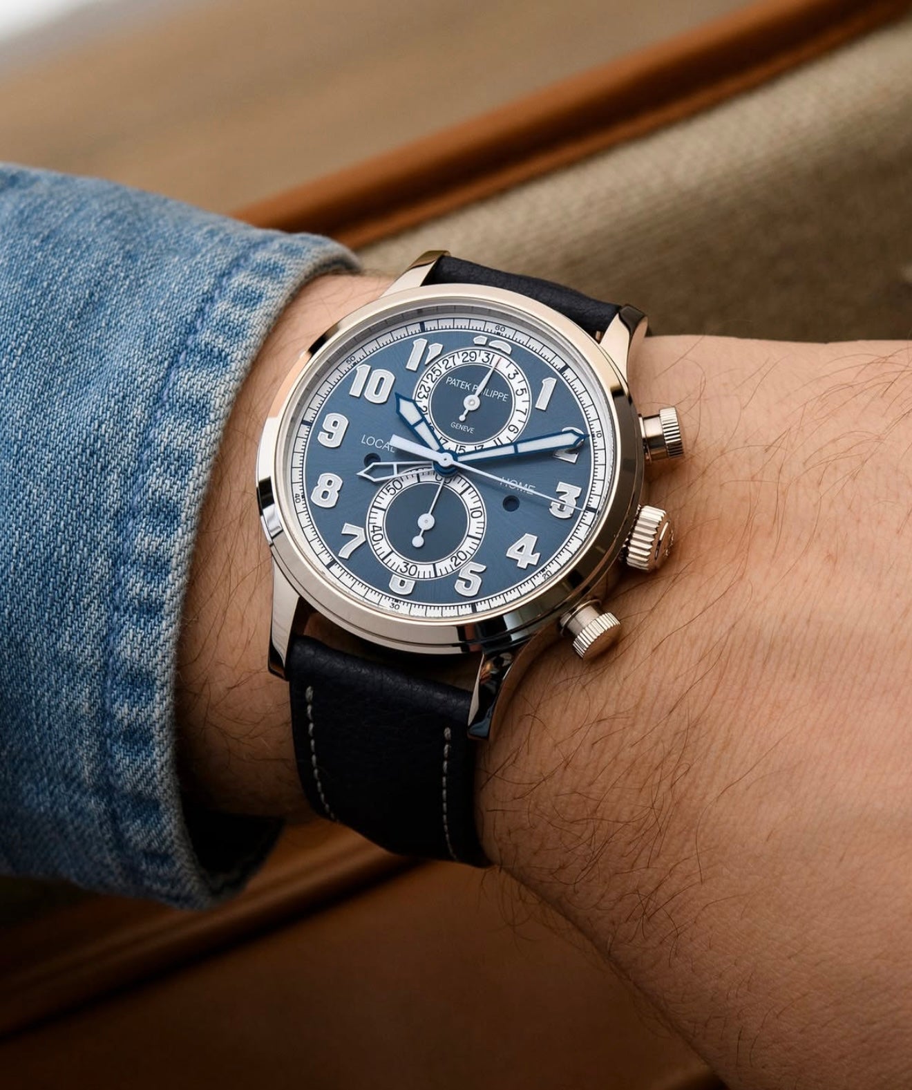 Đồng Hồ Patek Philippe 5924G-001 Calatrava Pilot Travel Time Chronograph 42 White Gold / Blue-Gray trên tay