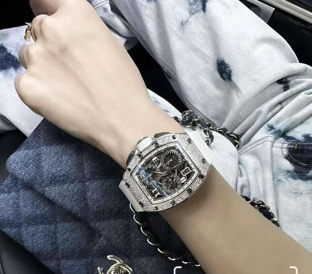 Đồng Hồ Richard Mille RM72-01 White Gold Lifestyle Flyback Chronograph Snow-set trên tay