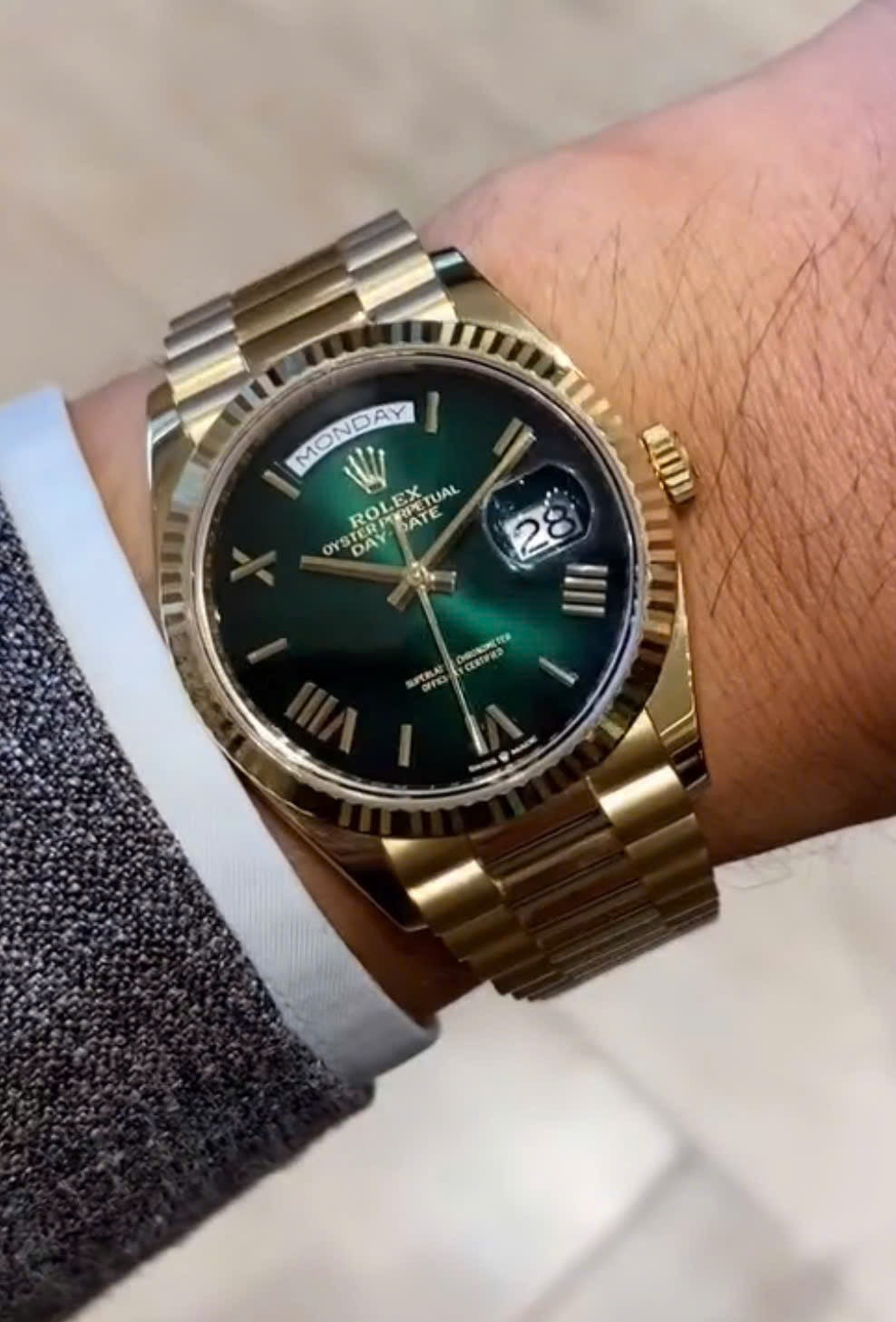 Đồng Hồ Rolex Day-Date 128238 Ombre Green size 36mm trên tay
