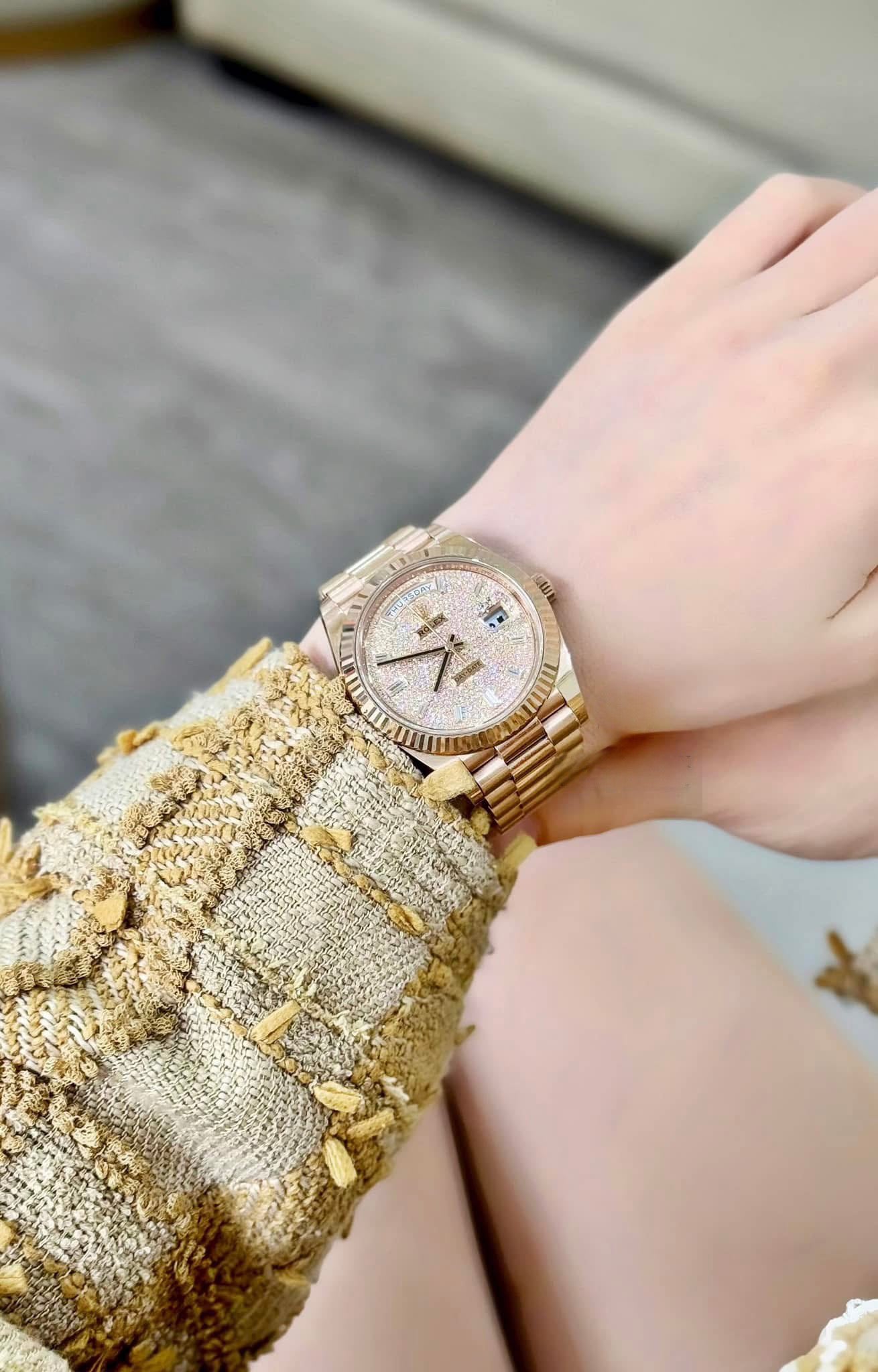 Đồng Hồ Rolex Day-Date 228235-0036 Rose Gold Size 40mm trên tay