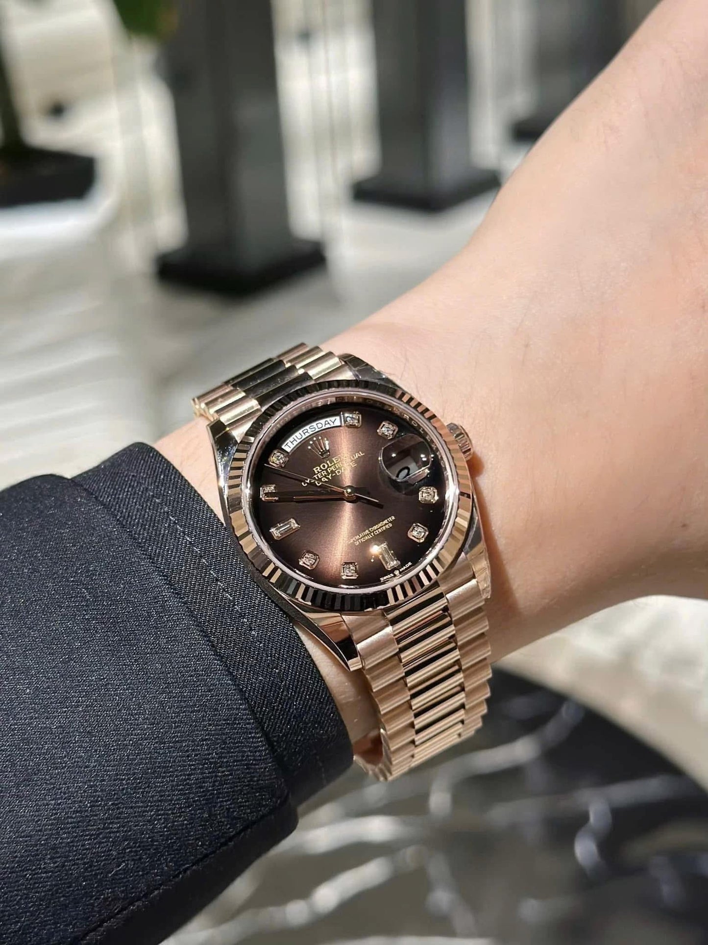 Đồng Hồ Rolex Day-Date 36mm 128235 Ombre Chocolate trên tay