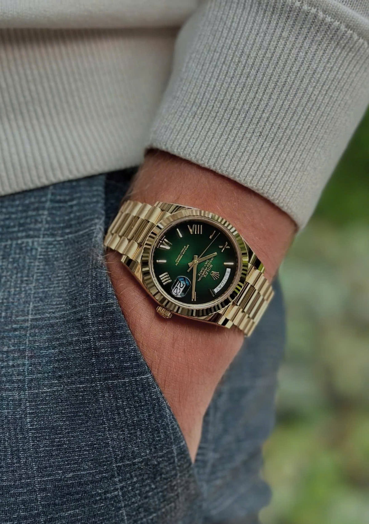 Đồng Hồ Rolex Day-Date 40 228238 Ombré Green trên tay