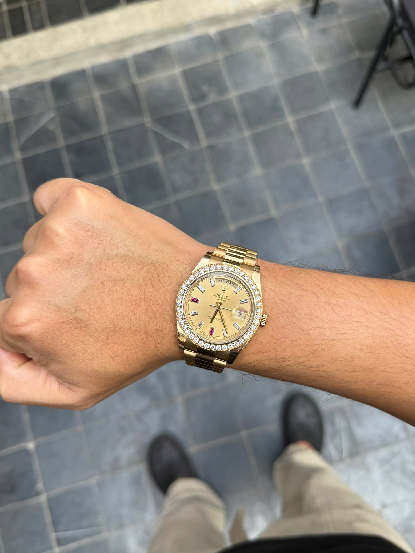 Đồng Hồ Rolex Daydate 41mm 218348 Cọc số ruby đỏ trên tay