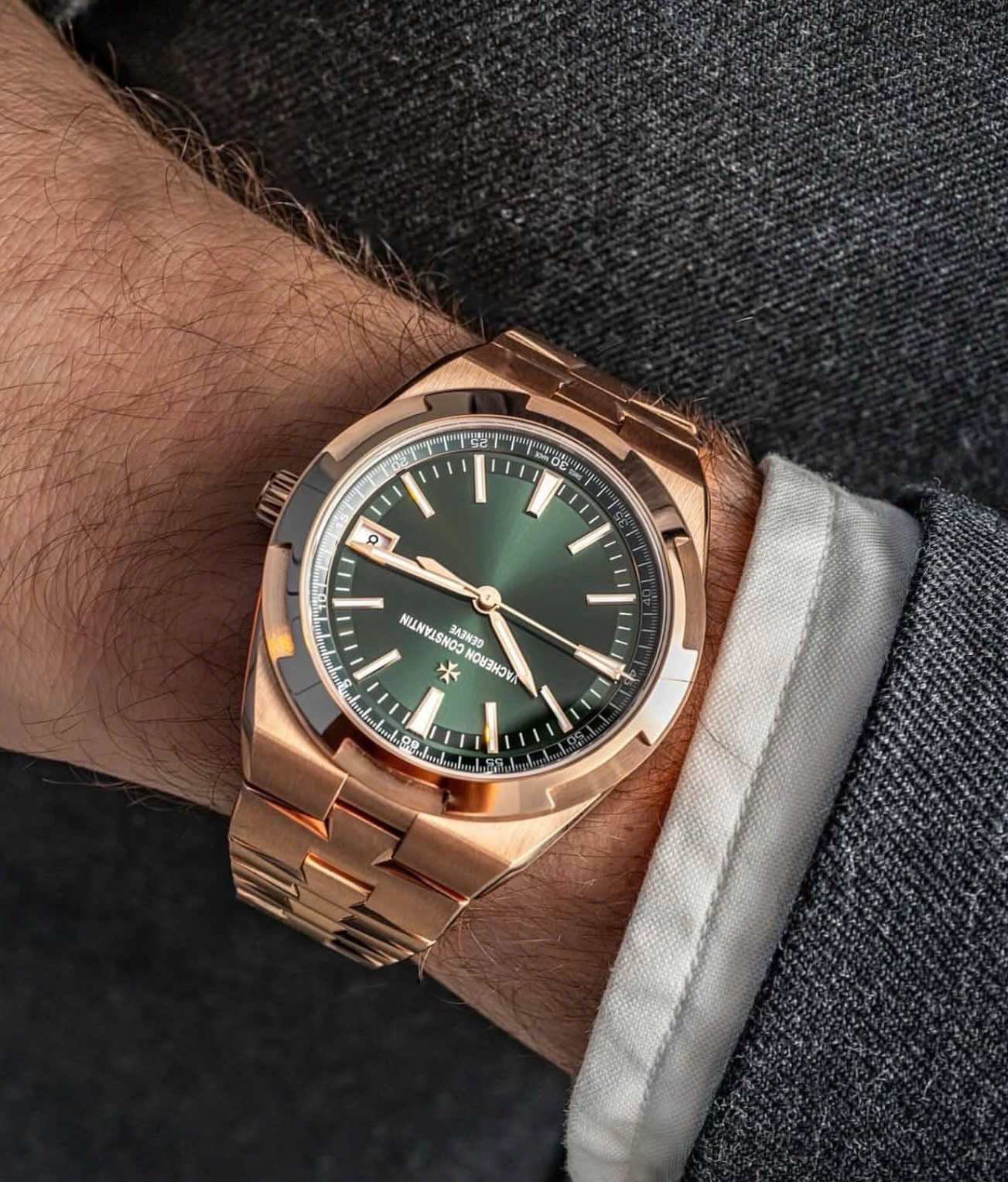 Đồng Hồ Vacheron Constantin Overseas 4520V/210R-B967 Green trên tay