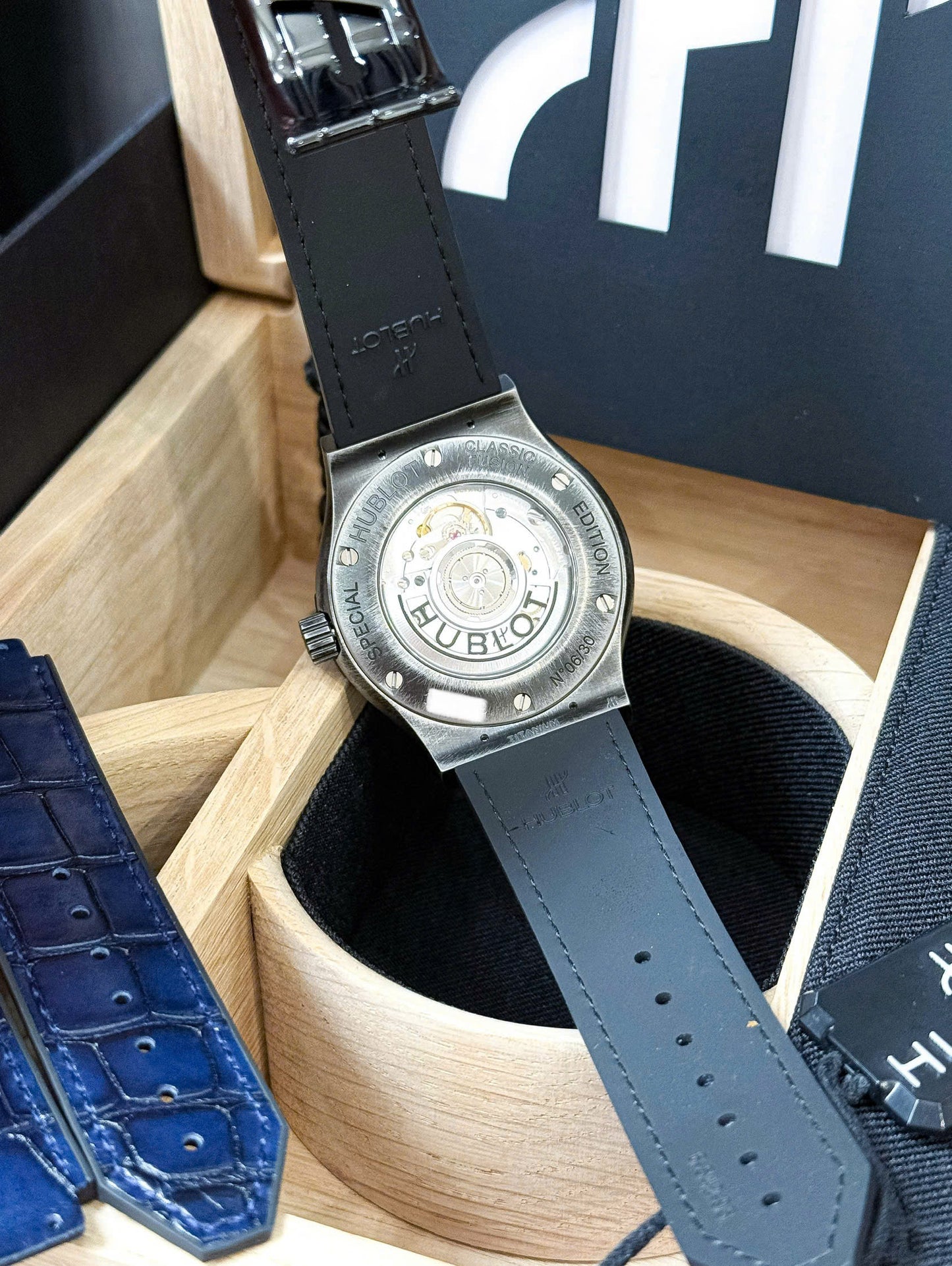 Đồng Hồ Hublot Classic Fusion Titanium Retroverse Blue 42mm